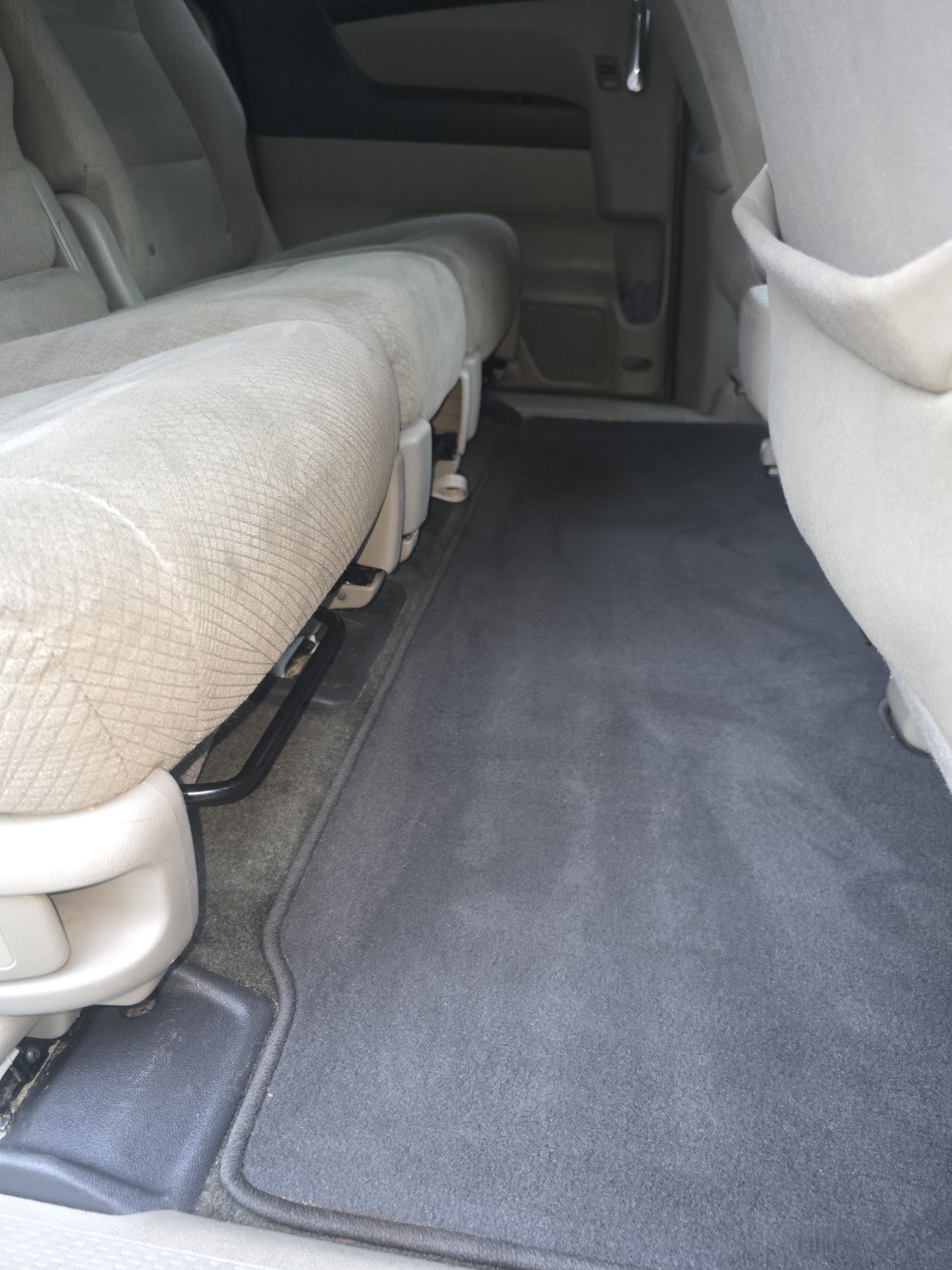 Clean rear floor area in a minivan